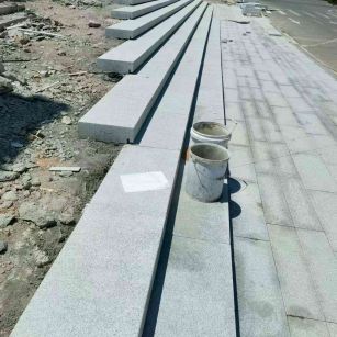 西藏 芝麻白整石台阶，施工现场