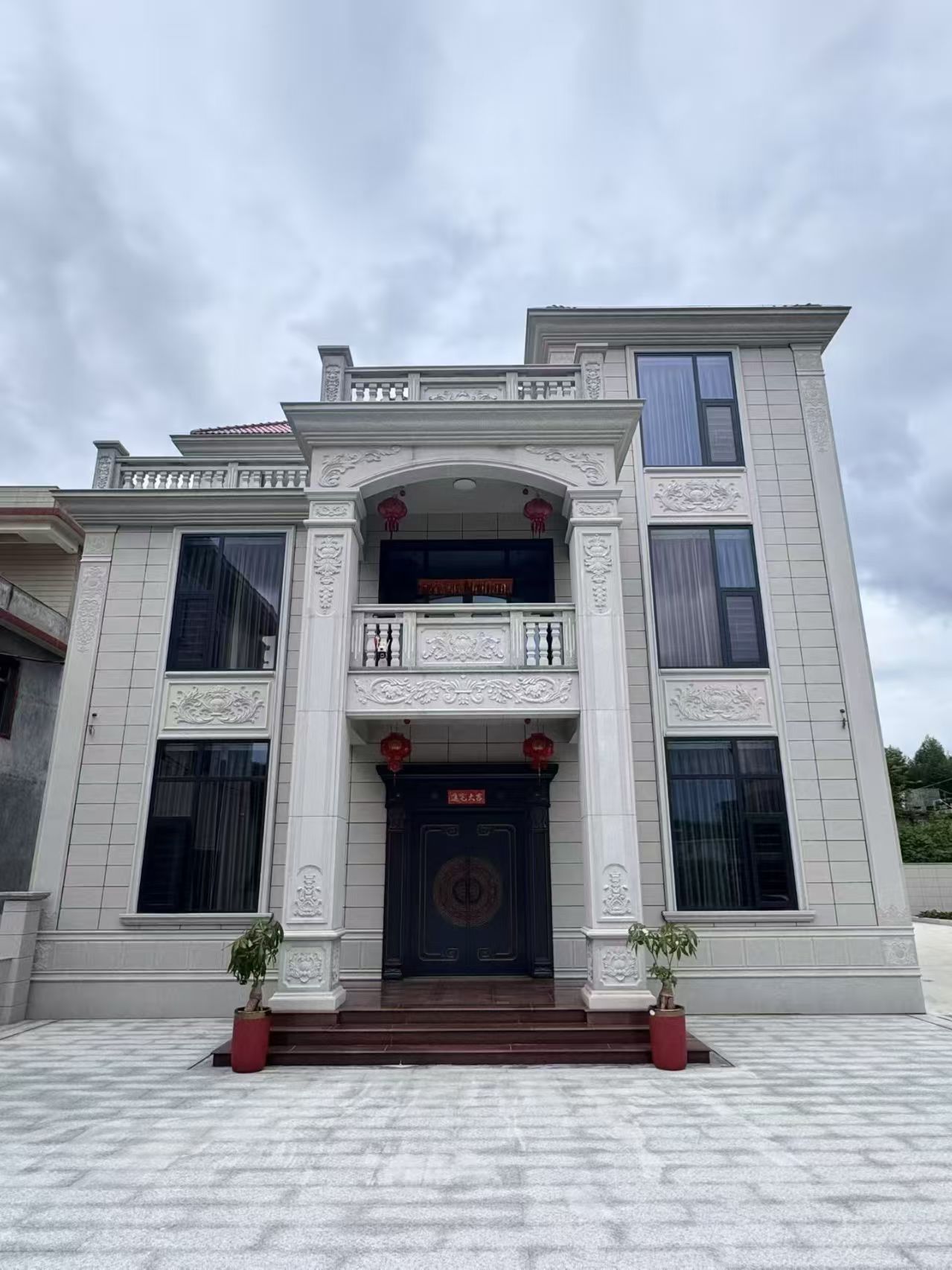 西藏 芝麻白石材别墅干挂案例展示