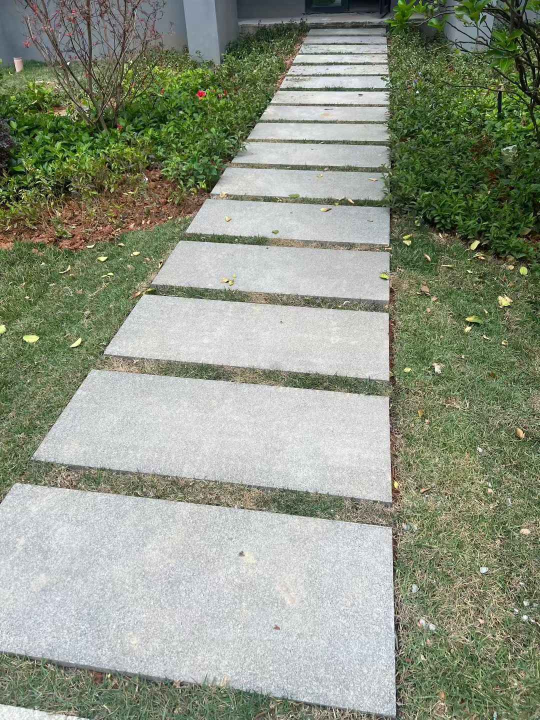 西藏 芝麻黑小区踏步、汀步石铺装效果