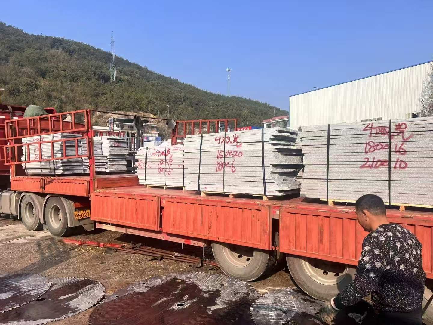 西藏 芝麻灰花岗岩光面毛板出货日常