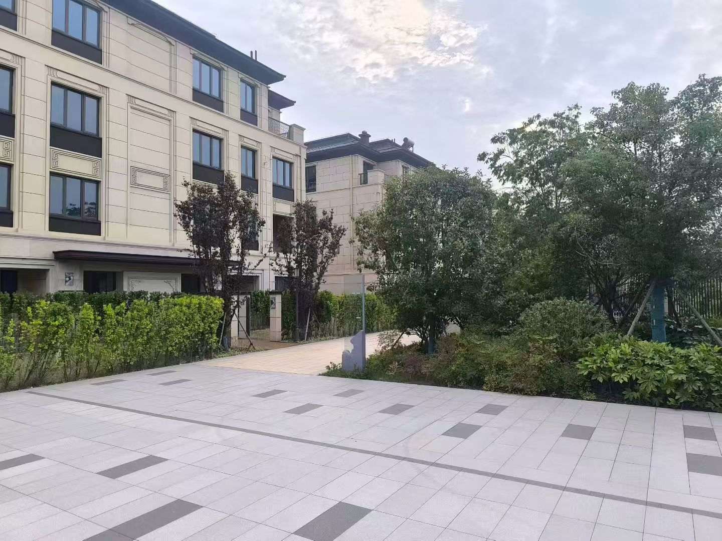 西藏 芝麻白与芝麻白搭配铺装，尺寸1200*600